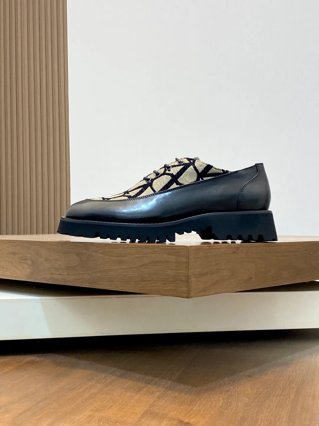 Men's shoes 💰740 VALENTINO Valentino's new men's fashionable casual leather shoes. These leather shoes are made of imported cowhide leather uppers, dyed calfskin lining and calfskin insoles. The upper foot is soft, comfortable and breathable. Comes with complete packaging in the original box! Visible details and quality. Size: 39-44 (customized at 38.45.46)